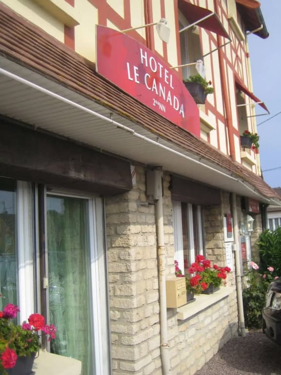 Hotel Le Canada - Photo 1