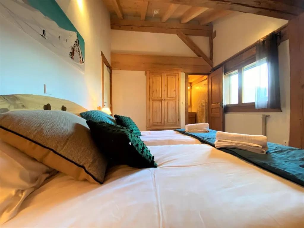 Chalet in Morzine Sleeping 12 with Sauna - Photo 5