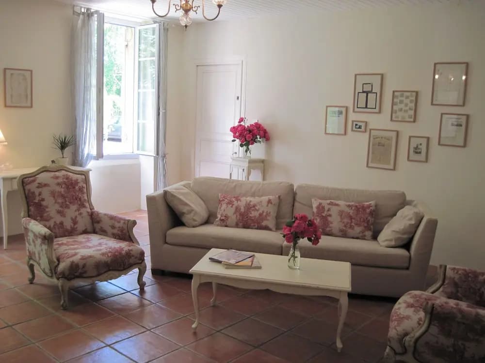Vine House - Photo 2