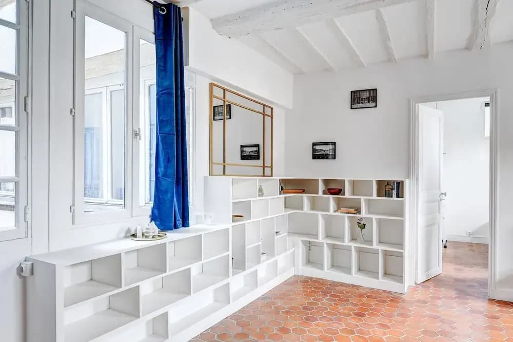 Bright 1BR Bastille Getaway - 4 Guests - Photo 3