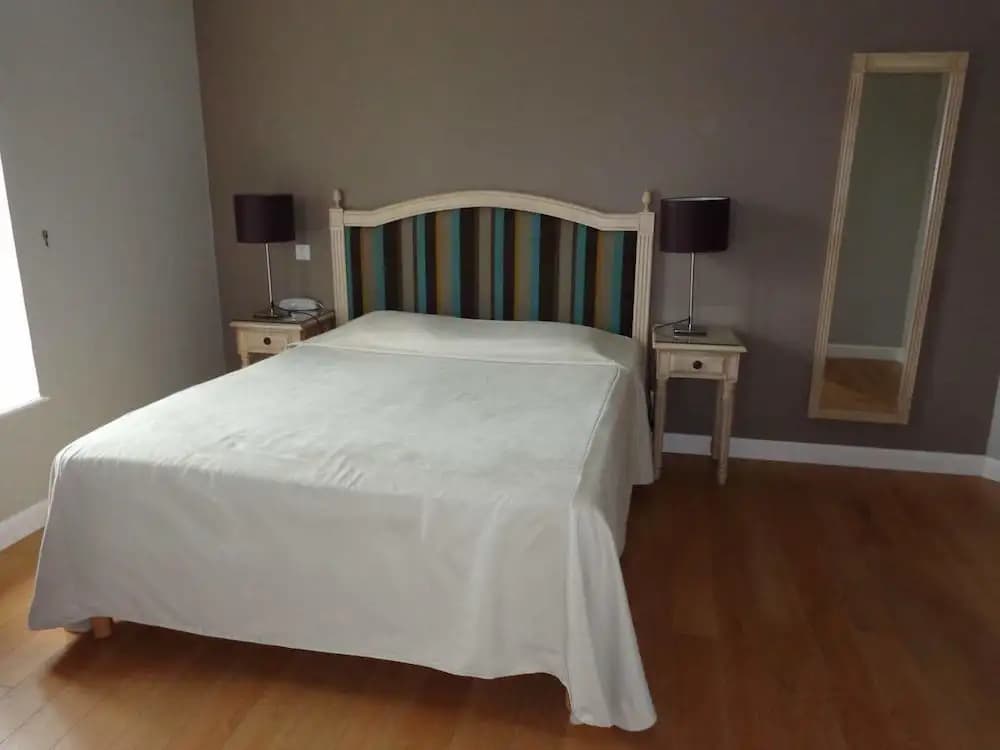 Logis Hôtel L'Orée Des Charmes Et Son Restaurant L'Évydence - Photo 2