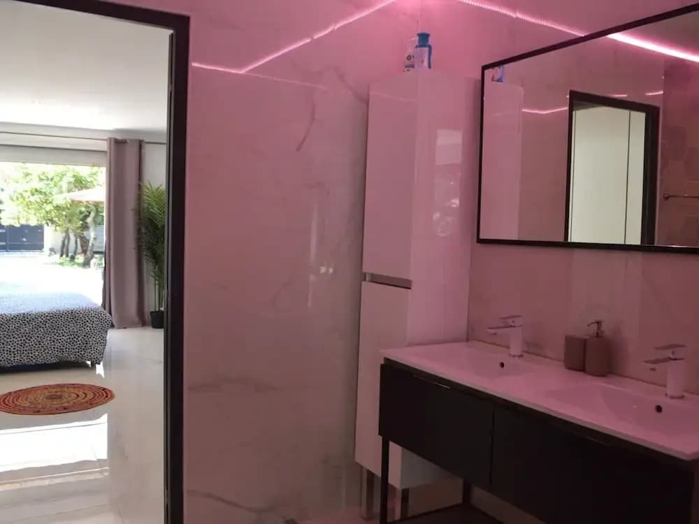 Modern Holiday Home With Private Pool and Garden - Miniature 7