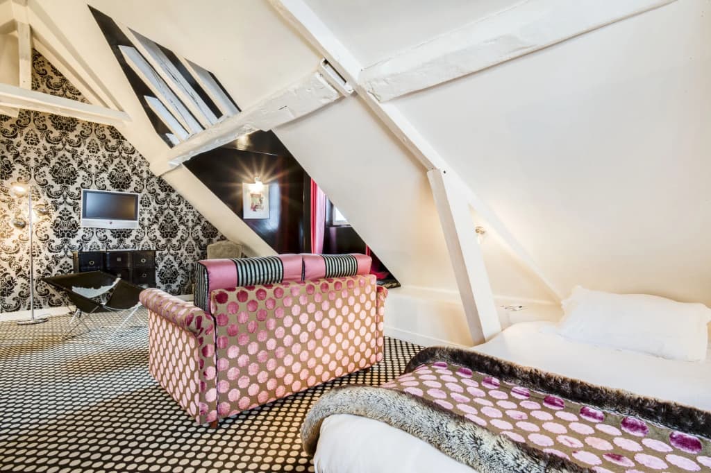 Hôtel du Petit Moulin, Haute Couture hotel by Lacroix - Miniature 8