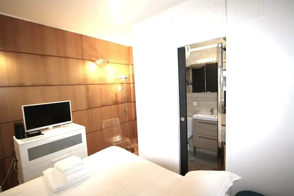 One bedroom flat ground floor avec cuisine -Rue Saint charles - métro Charles Michels 75015 PARIS - Miniature 6