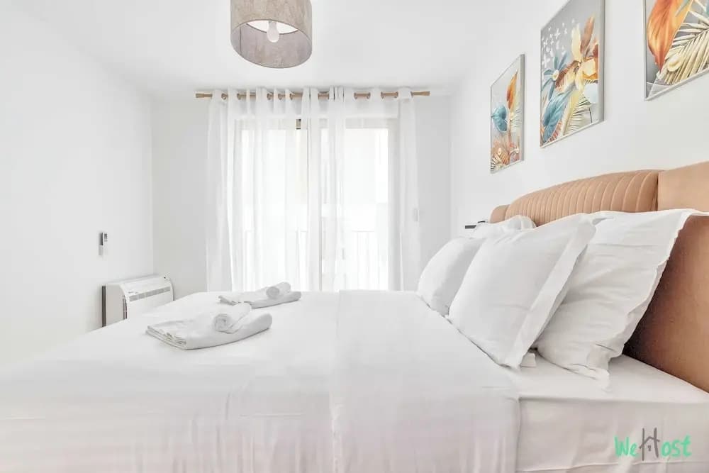 Apartment With Balcony in Paris - Photo 3