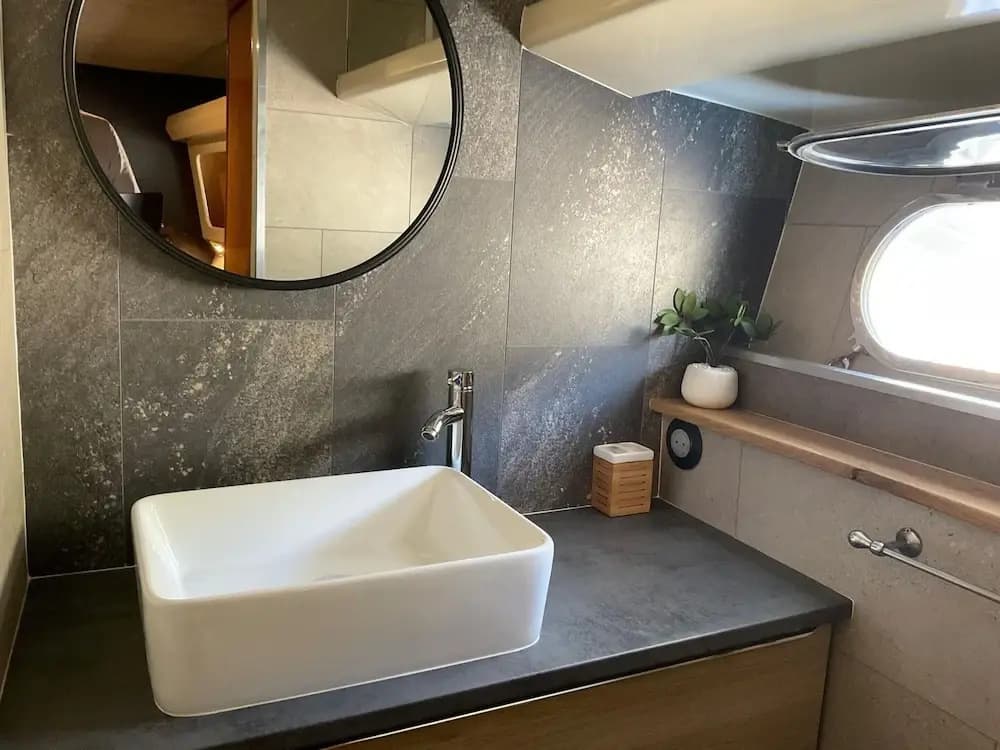 Luxury Yacht in La Rochelle With a Terrace - Miniature 8