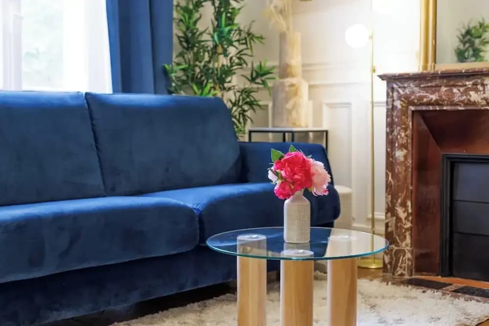 Chic and Refined Apartment - Photo 3