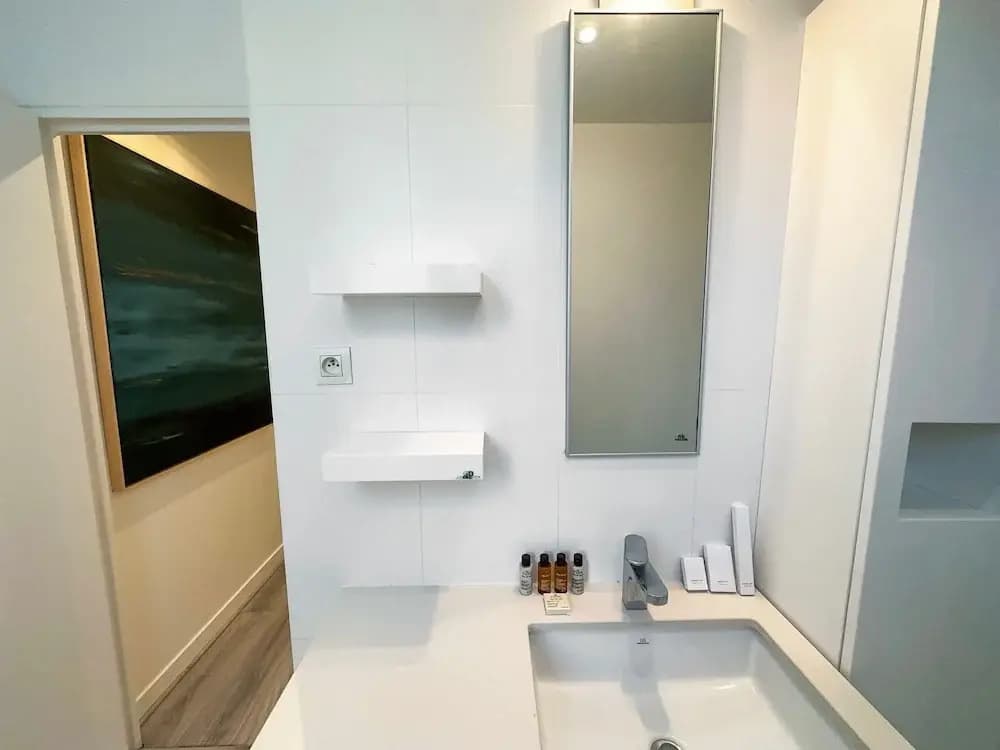 Copernic Right Luminous 2BR Apartment in Paris - Miniature 8