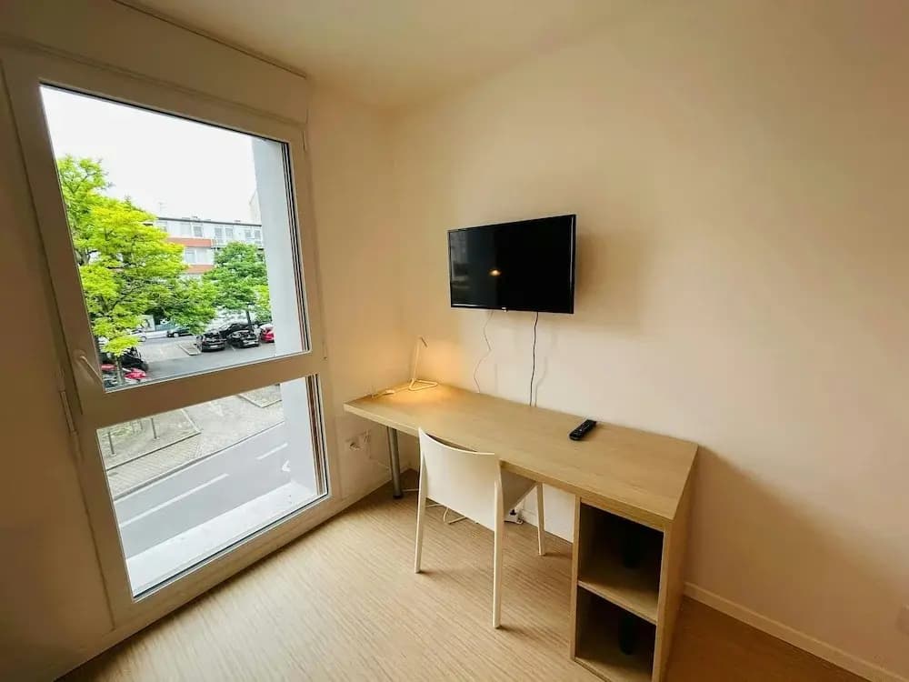 We Live In R - Suite 202 - Miniature 6