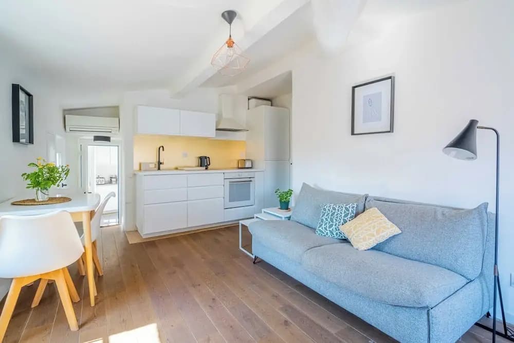1 Bedroom Apartment in City Center, Near Old Port - Photo 3