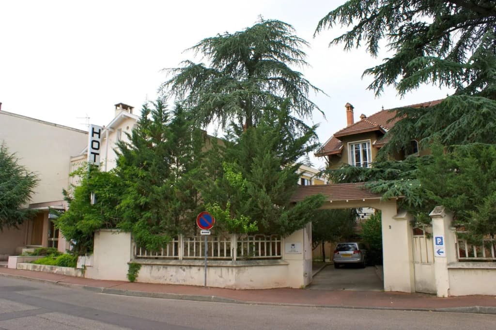 Hôtel le Lyon Bron - Photo 1