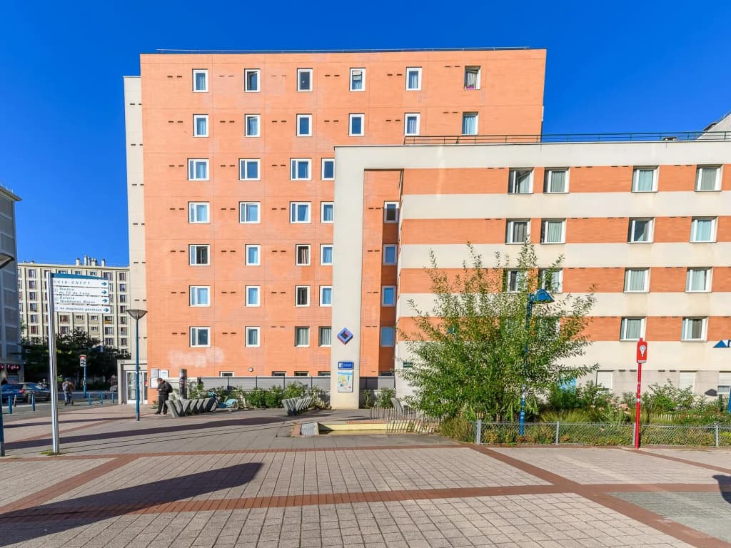 Séjours & Affaires Pantin Charles de Gaulle - Photo 1