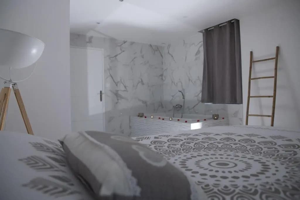 Triplex de luxe 110 m2 hyper centre jacuzzi - Photo 3