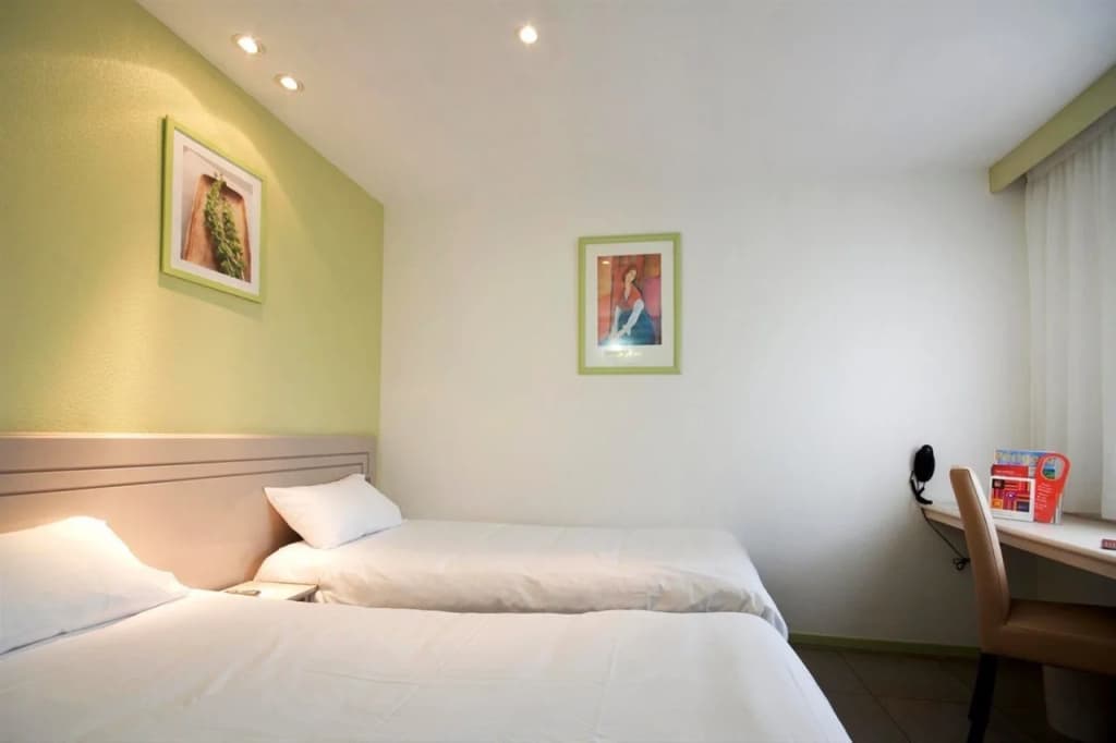 Hôtel Grand Confort Le Moulin Rouge - Photo 2