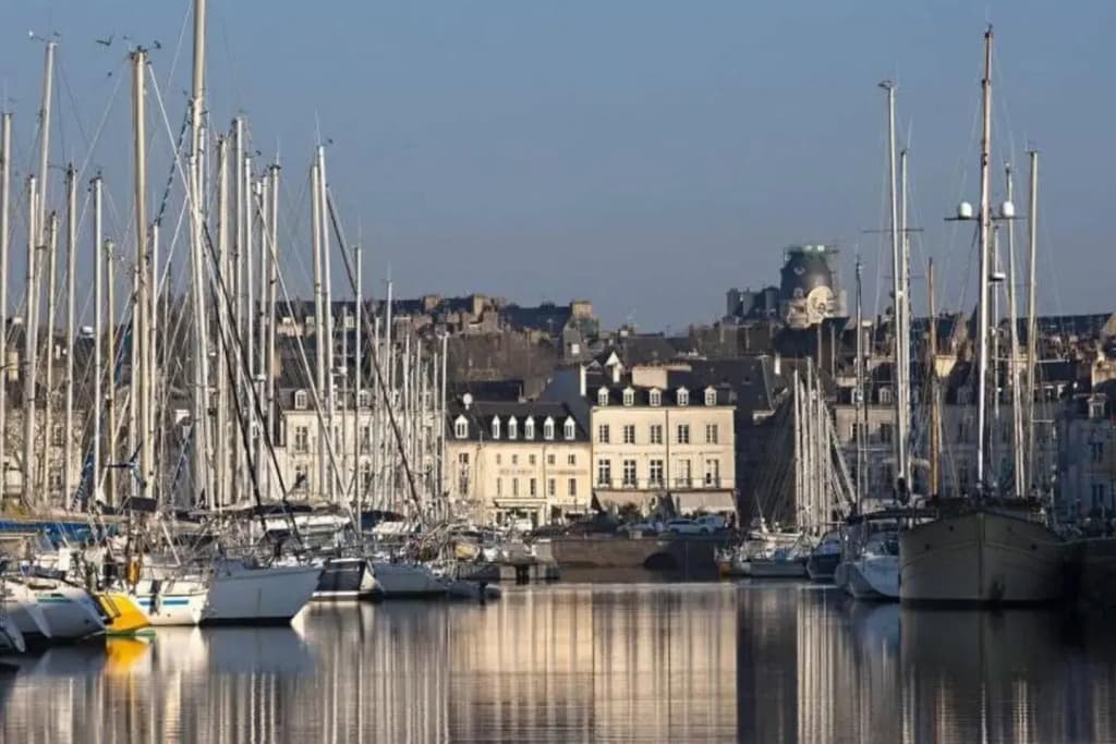 STOP 100m DU PORT-Parking gratuit a 5mn - Miniature 8