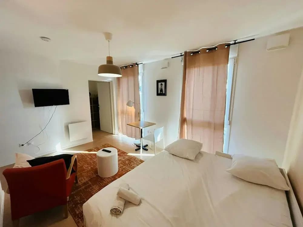 We Live In R - Suite 404 - Photo 3