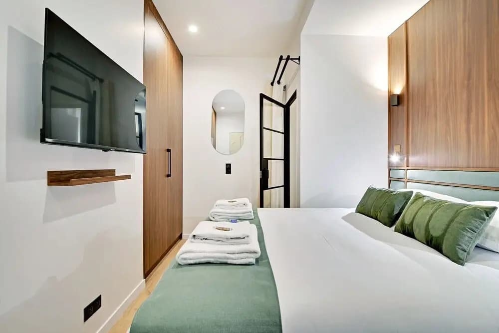 Chic and Spacious Apartment in the Heart of Paris - Photo 3