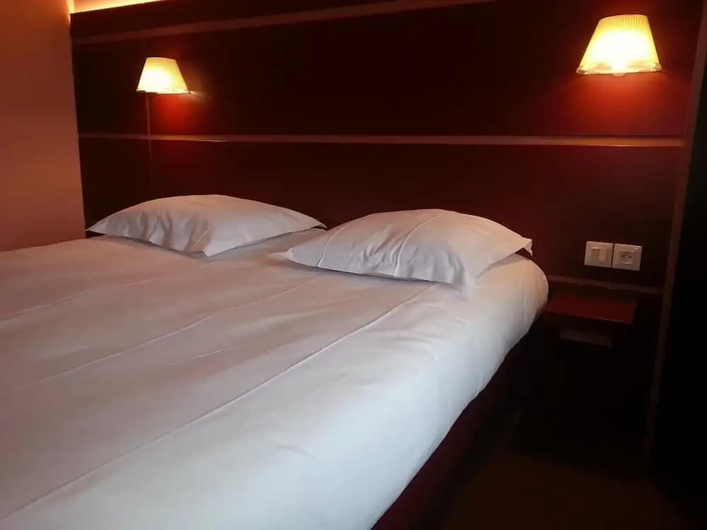 FastHotel Montmarault - Auberge du Grand Champ - Photo 3