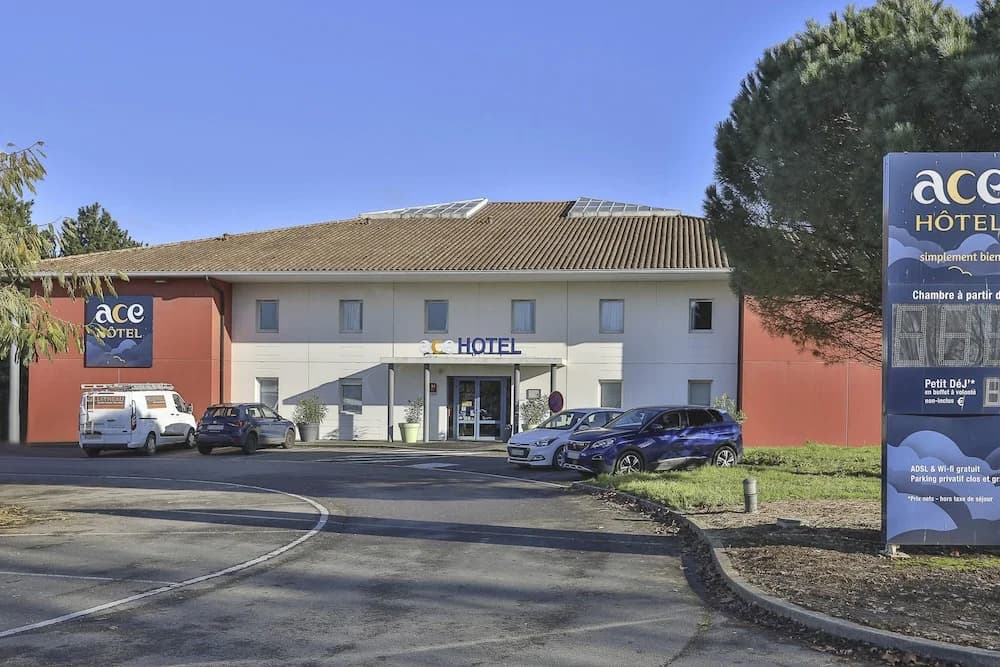 ACE Hôtel Vendée Sainte Hermine - Photo 1