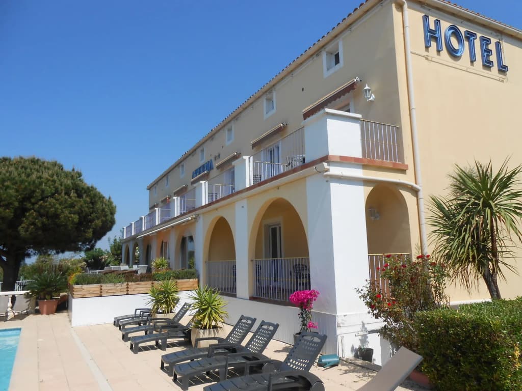 Hotel Restaurant Athena - Photo 1