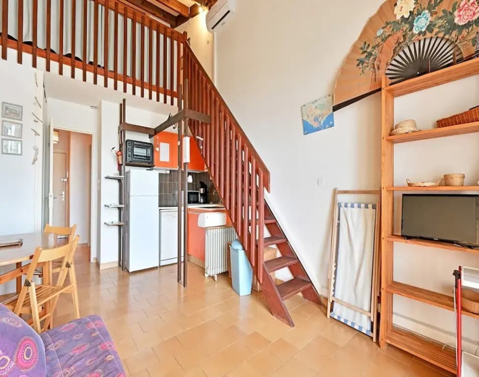 Waterfront Retreat With Balcony - Miniature 6