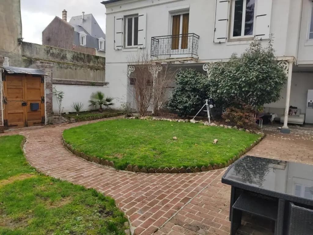 appartement individuelle refais a neuf,ds maison de maître,6 couchages dont un lit kingsize,cuisine avec lave vaisselle,ru...