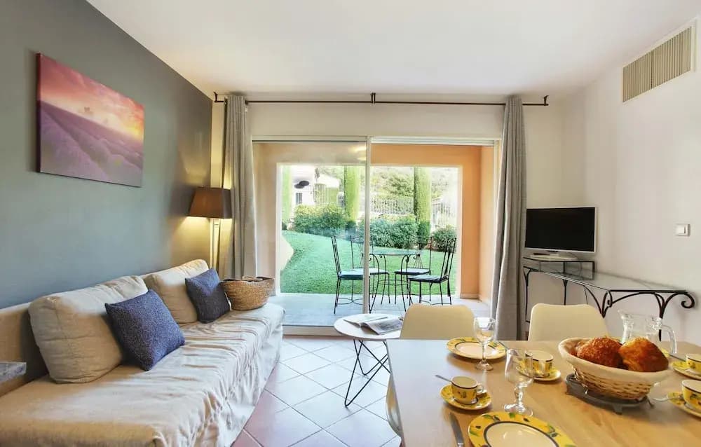 Apartment in Greoux-les-bains Near Lakes - Photo 4