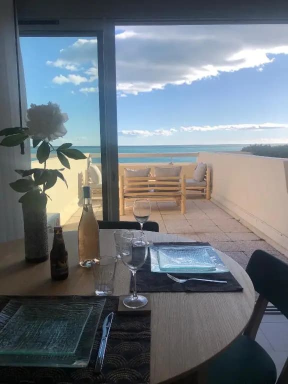 Nouvelle annonce : Appartement rénové de 66m2 pleine vue mer! - Miniature 6