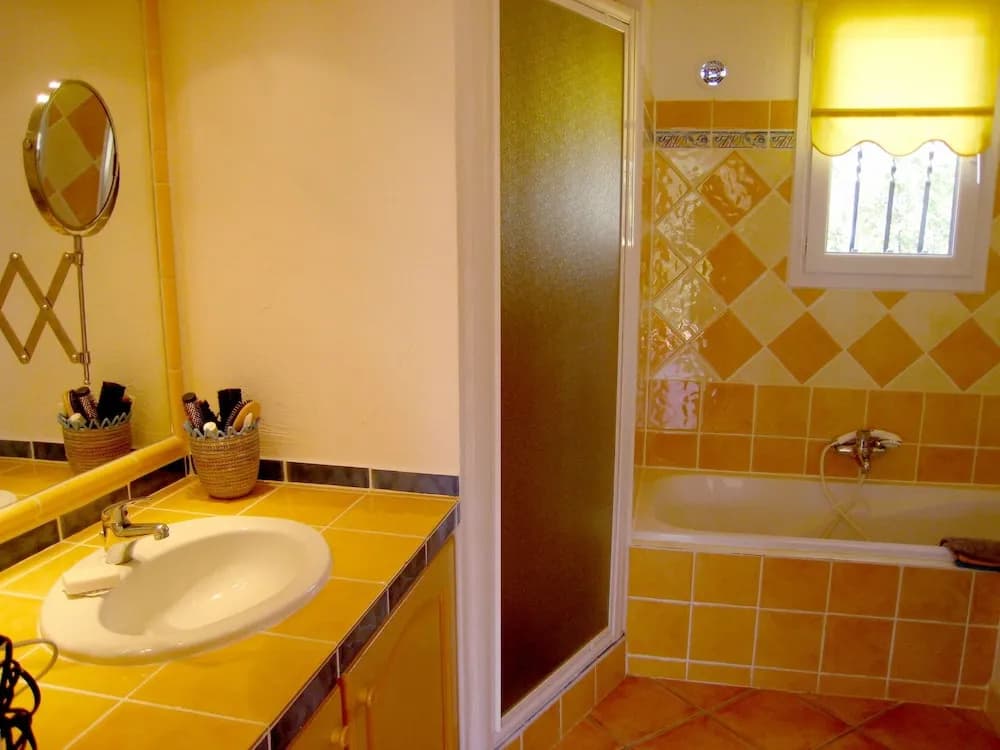 Gorgeous Villa in Bagnols-en-Foret with Swimming Pool - Miniature 7