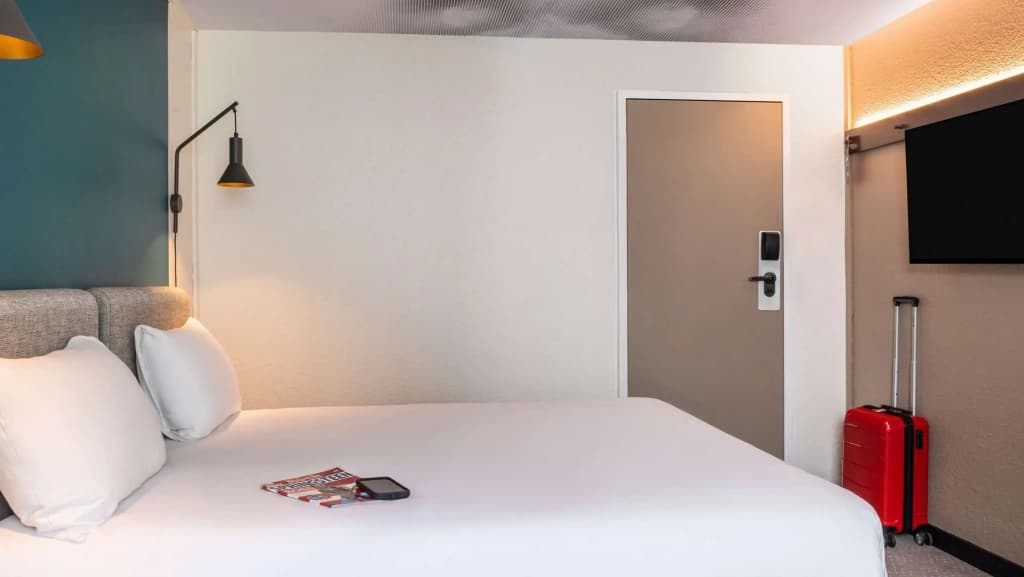 ibis Paris Coeur d'Orly Airport - Photo 2