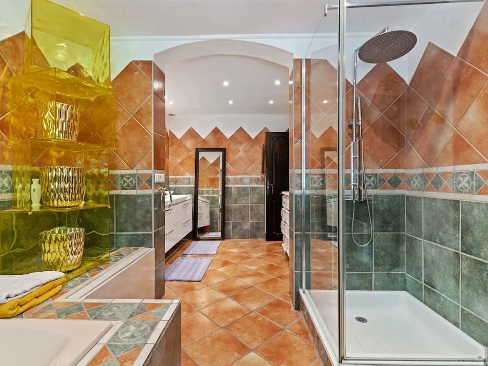 Unparalleled Combination of Nature and Water in This House on the Côte Bleue - Miniature 8