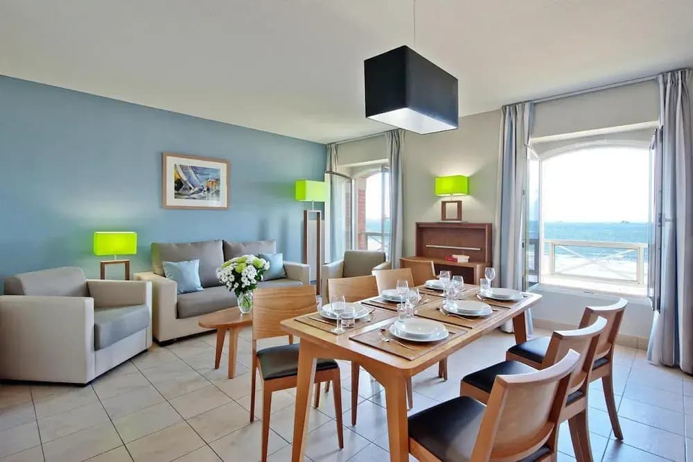 Partial Sea View Coastal Stay - Photo 4