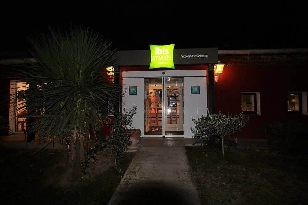 Hotel ibis Styles Aix en Provence Mas des Oliviers - Photo 1