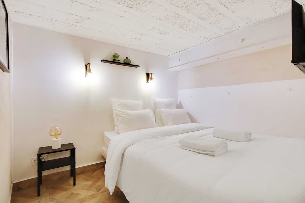 Charming Appt- 4p/1br- in the Heart of the Marais - Photo 3