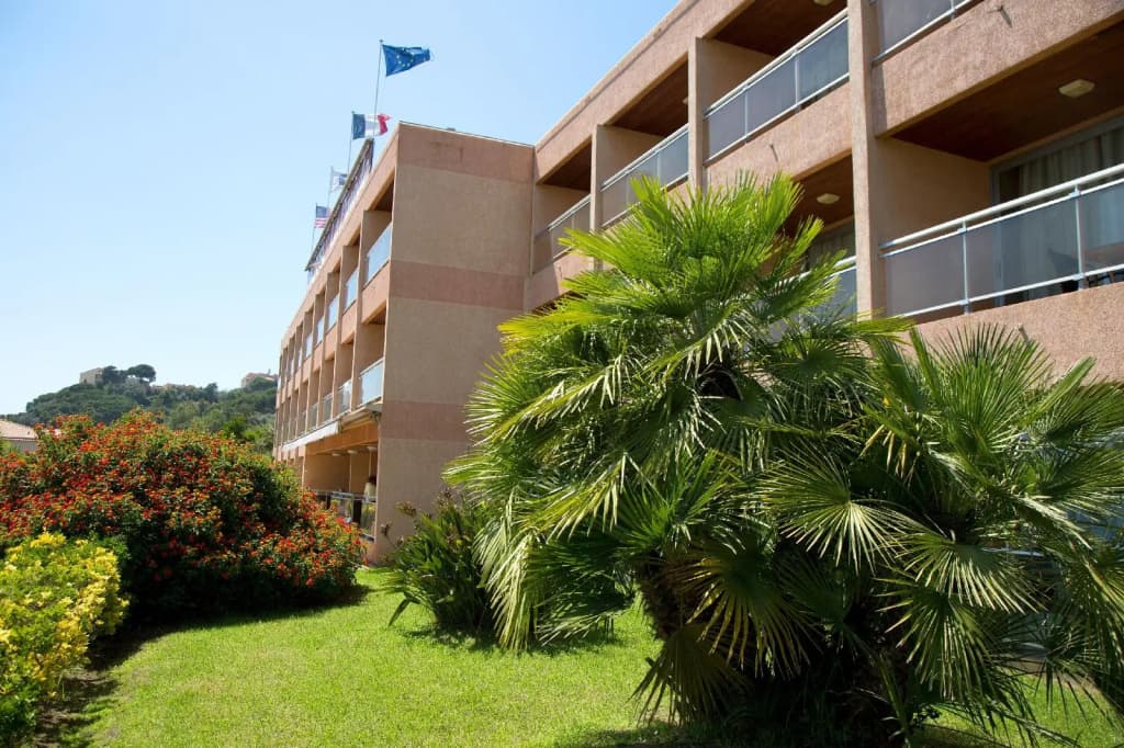 Hôtel La Pinède - Photo 1