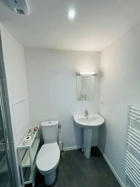 We Live In R - Suite 301 - Miniature 8