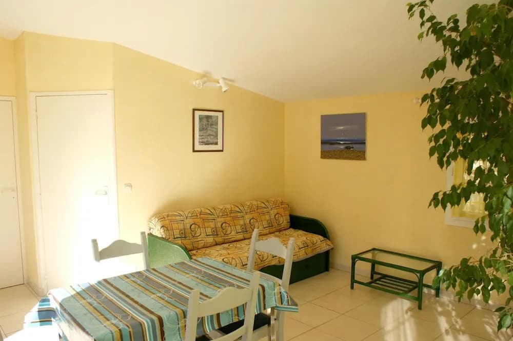 House With one Bedroom in Agde, With Pool Access, Enclosed Garden and - Photo 4