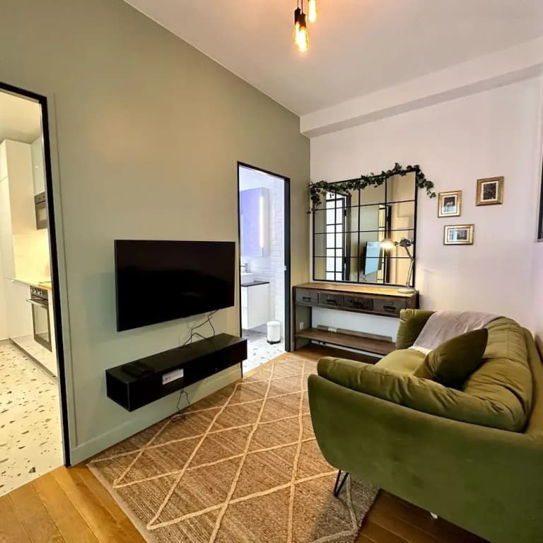 Paradis Calm Modern Studio Apt in Paris - Photo 1