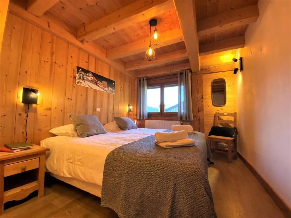 Chalet in Morzine Sleeping 12 with Sauna - Photo 4