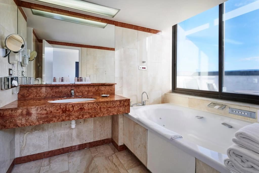 Holiday Inn Nice by IHG - Miniature 8