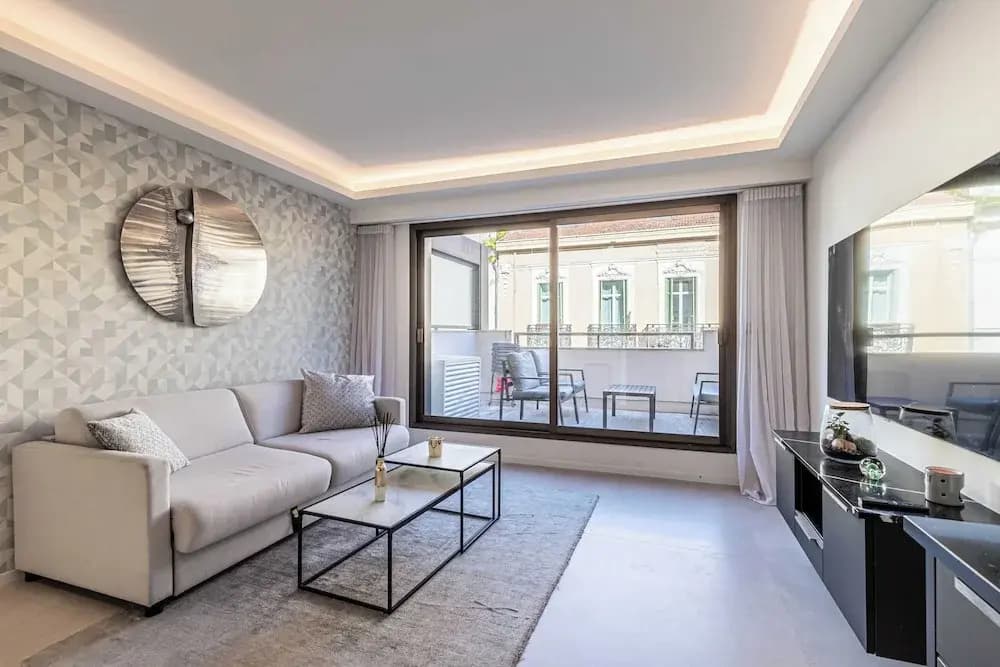 2 Room Apartment in Heart of Cannes+20m2 Terrace - Photo 5