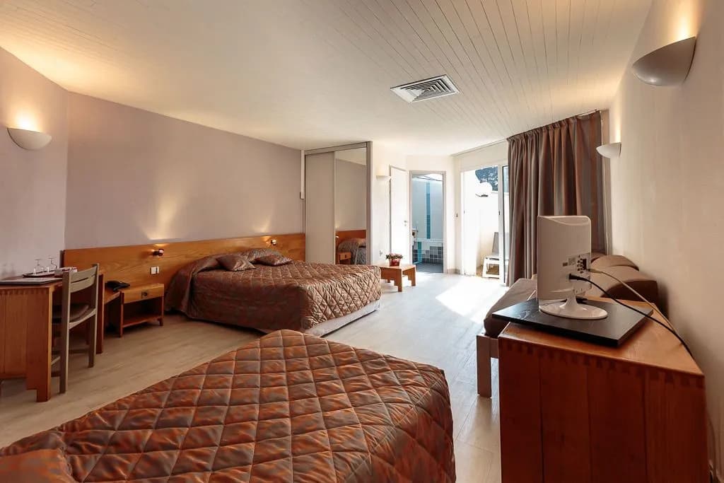 Hotel Les Grenettes - Photo 1