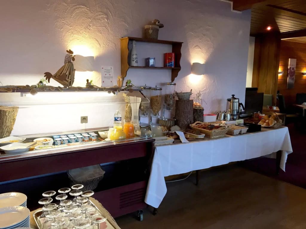 Hôtel Restaurant Aux Trois Roses - Miniature 7