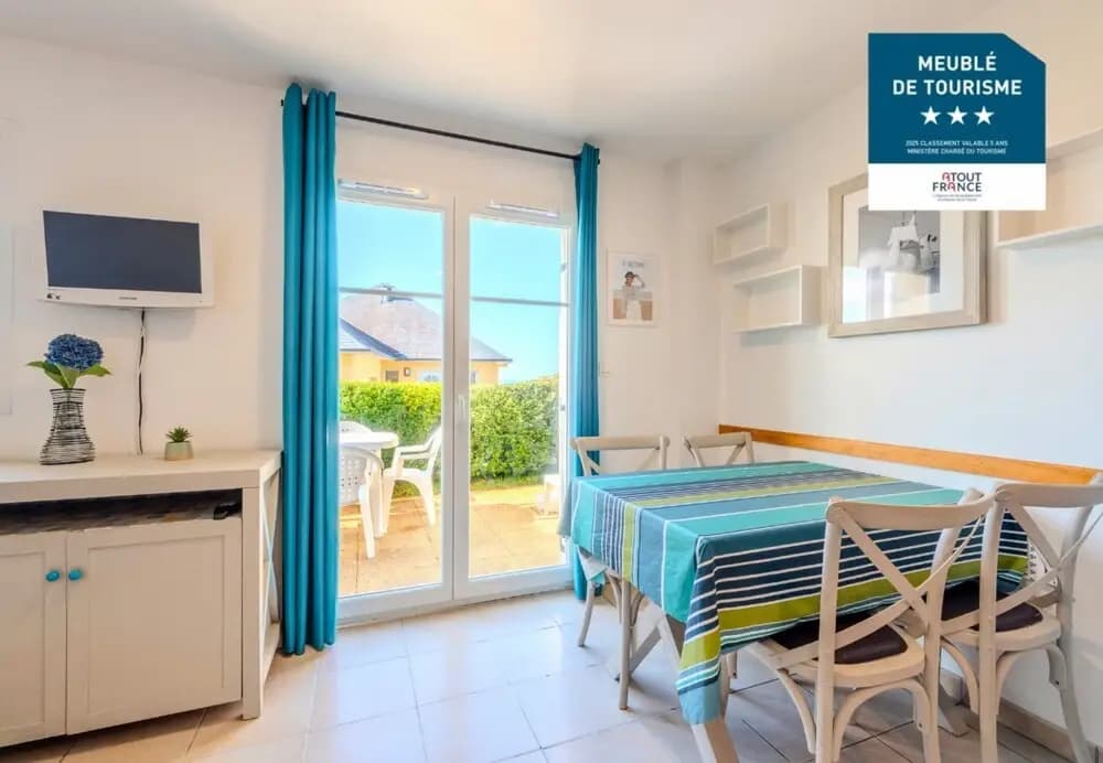 Peaceful Coastal Stay With Access to Pool - Miniature 7