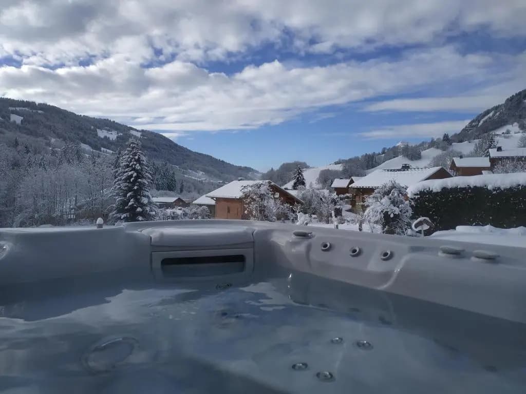 A4 km de Megève très joli studio avec jacuzzi ,vue sur les montagnes au calme - Miniature 6