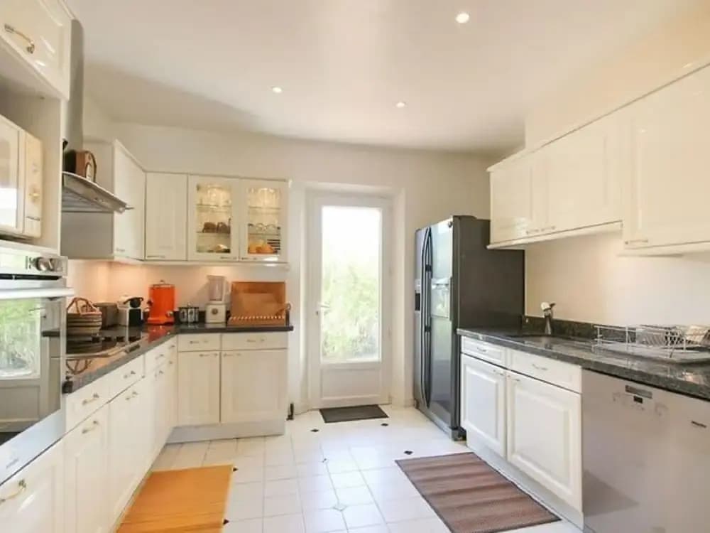 Vibrant Holiday Home With Private Pool - Miniature 7
