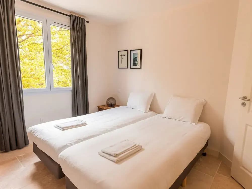 Modern Villa With Large Garden - Photo 2