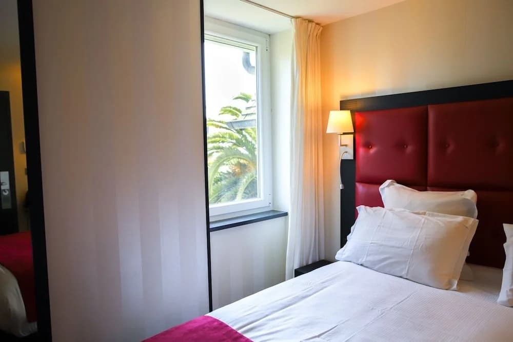 Logis Hôtel Saint-Guirec et de la Plage - Photo 1