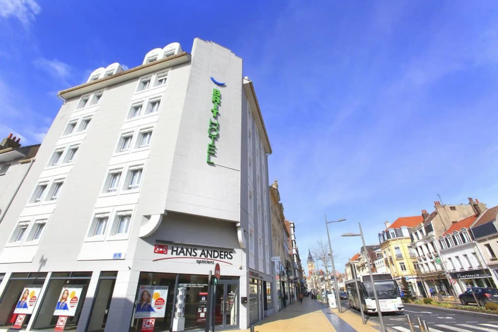 Brit Hotel Calais - Photo 1
