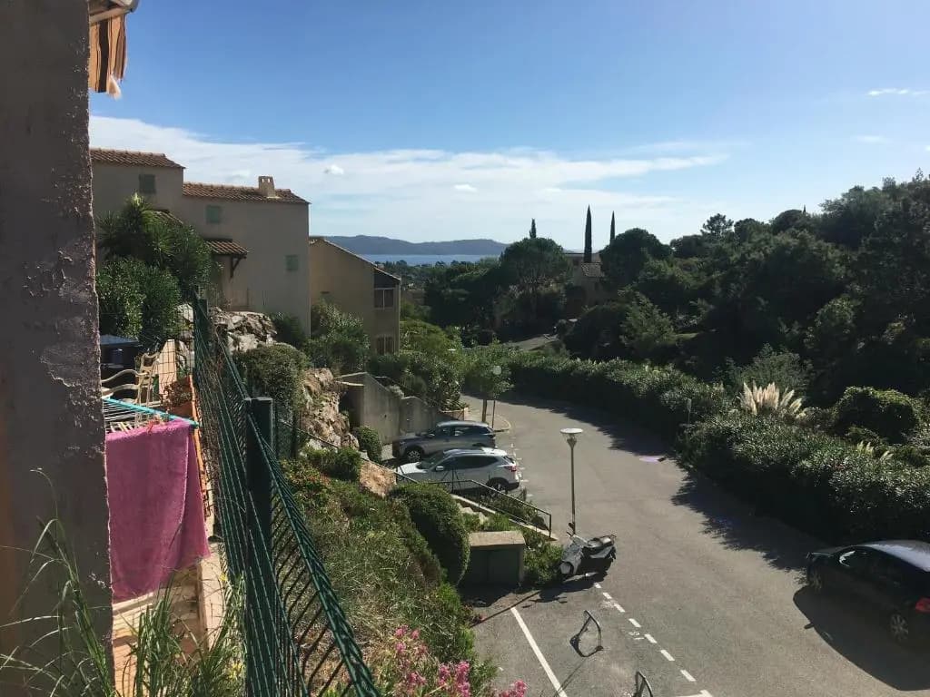 CAVALAIRE vue MER au loin MAISONNETTE TOUT ÉQUIPÉE POUR 4 PERSONNES AVEC PISCINE CLIM WIFI VÉLOS TV BARBECUES - Miniature 8